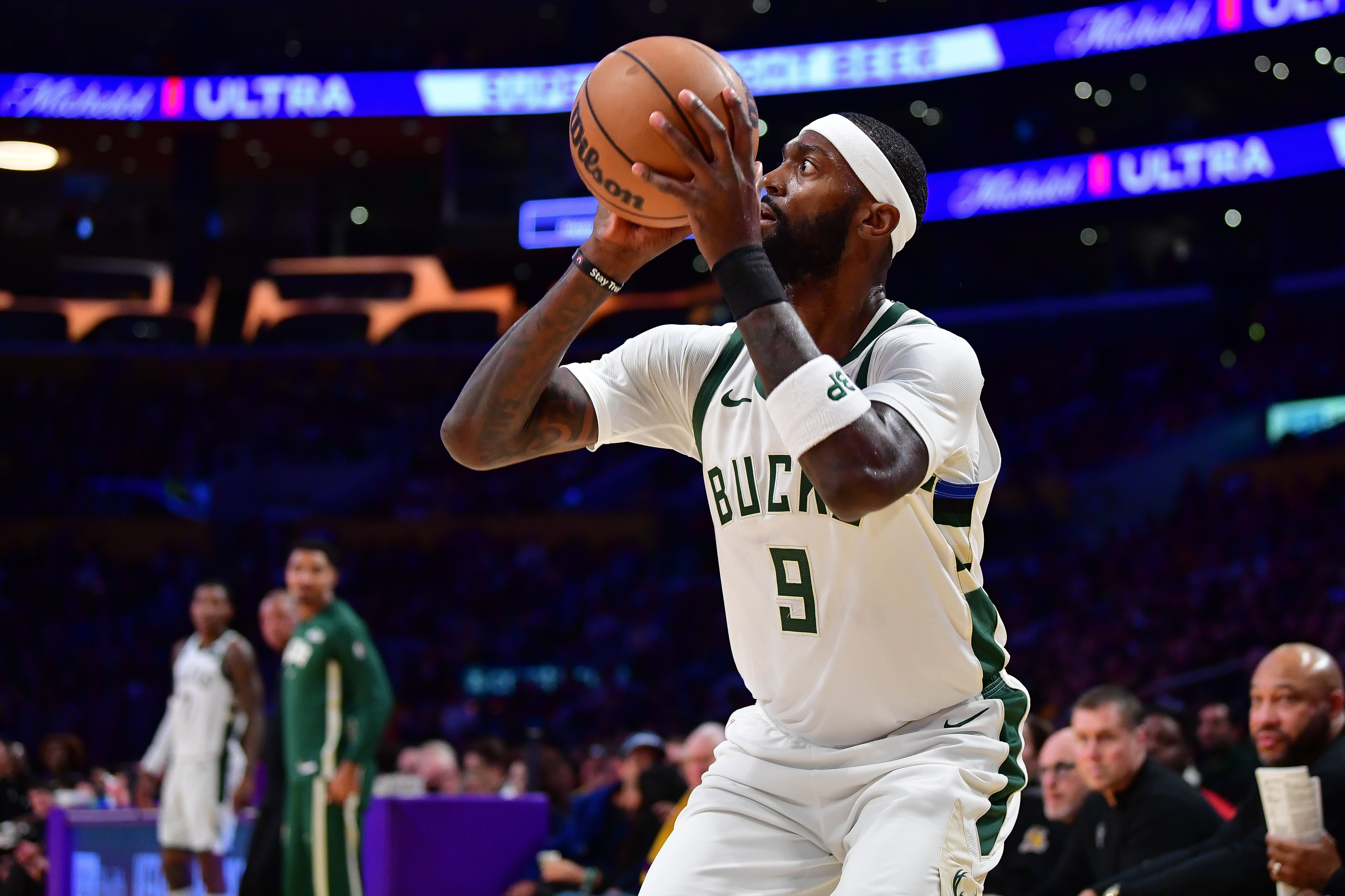 半岛体育APP-前两年也这么说！美记：人们认为交易截止日后波蒂斯不会留在雄鹿