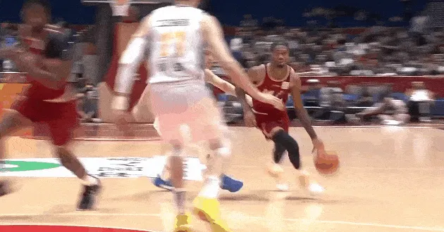 半岛体育在线-势大力沉！琼斯下顺起飞接球，在周琦头上完成双手空接暴扣